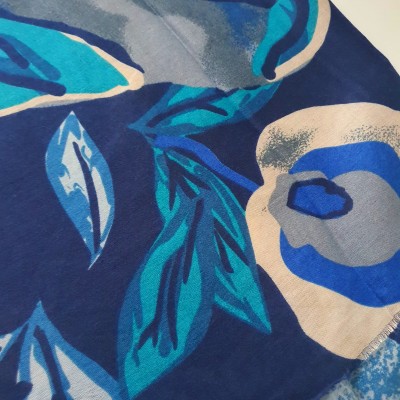 sciarpa con fiori blu viscosa
