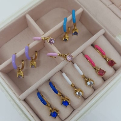 Orecchini cerchio smaltato con strass pendente